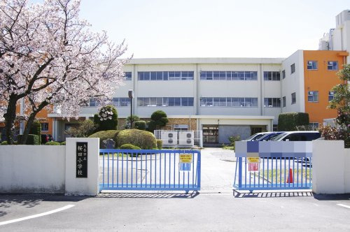 【小学校】久喜市立桜田小学校まで700ｍ