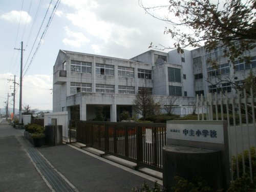 【小学校】野洲市立　中主小学校まで1215ｍ