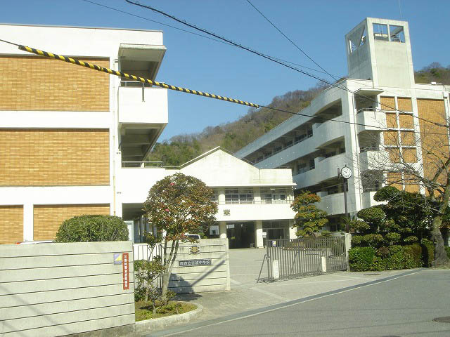 【中学校】吉浦中学校まで2222ｍ