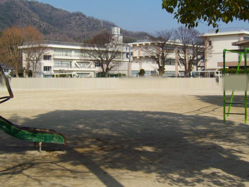 【小学校】岩国小学校まで1333ｍ