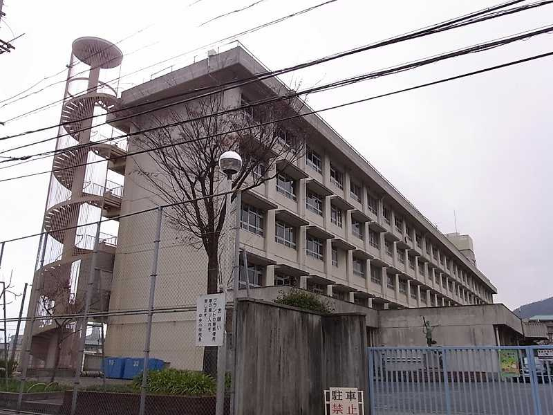 【小学校】五日市中央小学校まで454ｍ