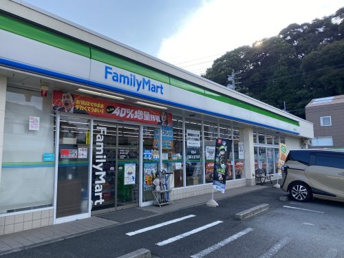 【コンビニエンスストア】ファミリーマート　清水西久保店まで831ｍ