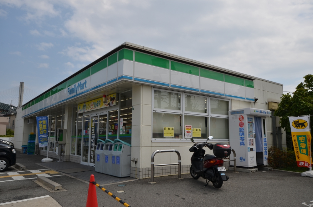 【コンビニエンスストア】ファミリーマート川西中央店まで216ｍ