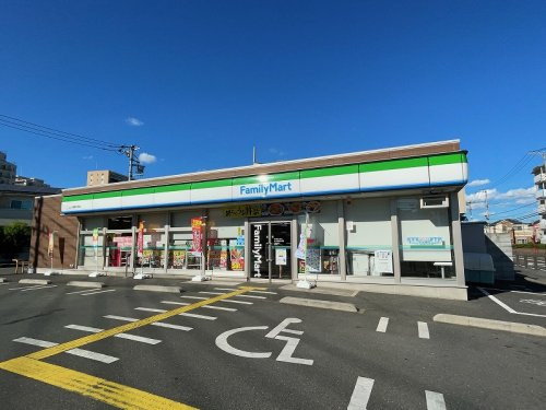 【コンビニエンスストア】ファミリーマート　ふじみ野鶴ケ岡店まで820ｍ