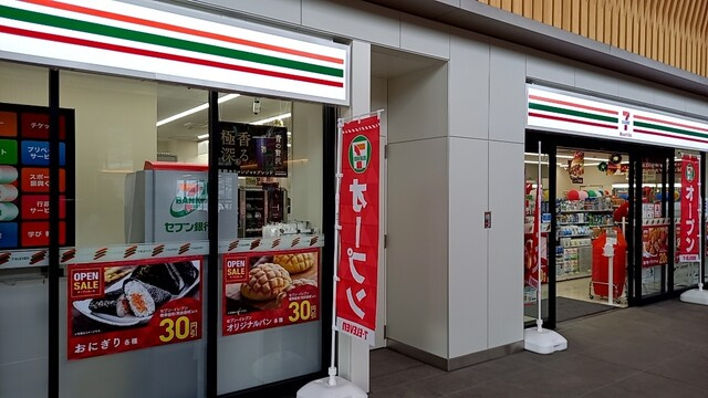 【コンビニエンスストア】セブンイレブン　ハートインJR西広島駅店まで303ｍ