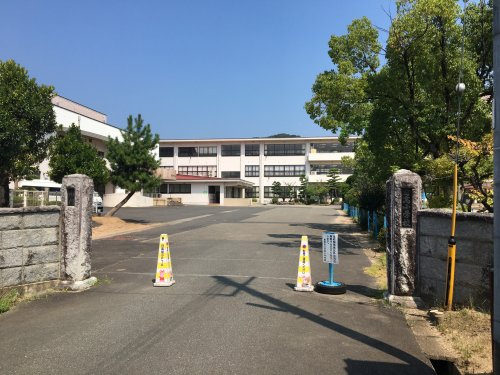 【小学校】日高小学校まで294ｍ