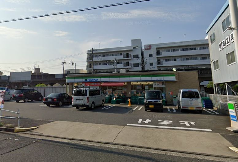 【コンビニエンスストア】ファミリーマート　中割一丁目店まで625ｍ