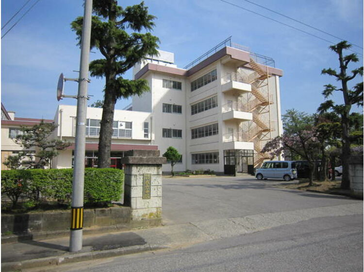 【小学校】高岡市立成美小学校まで329ｍ