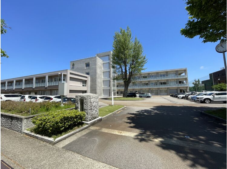 【中学校】高岡市立志貴野中学校まで880ｍ