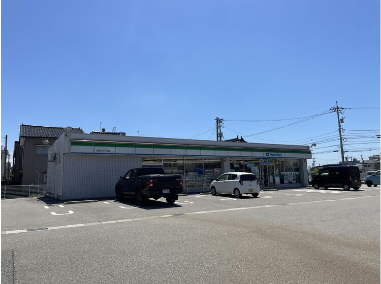 【コンビニエンスストア】ファミリーマート　高岡大坪三丁目店まで641ｍ