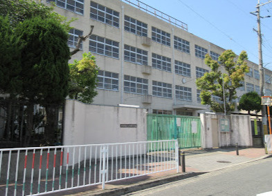 【小学校】八戸ノ里東小学校まで130ｍ