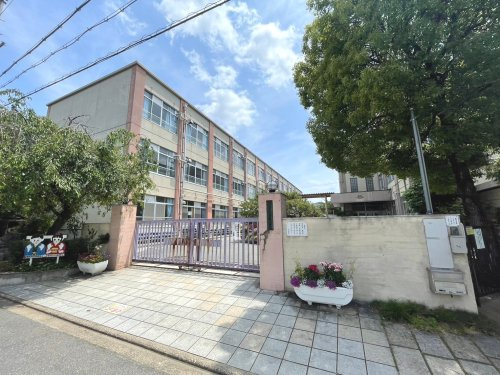 【小学校】朱雀第八小学校まで672ｍ