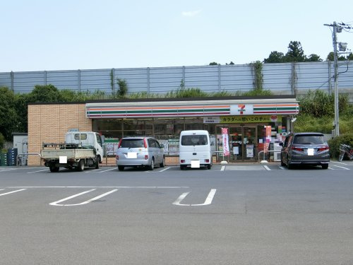 【コンビニエンスストア】セブンイレブン鶴ヶ島上広谷店まで827ｍ