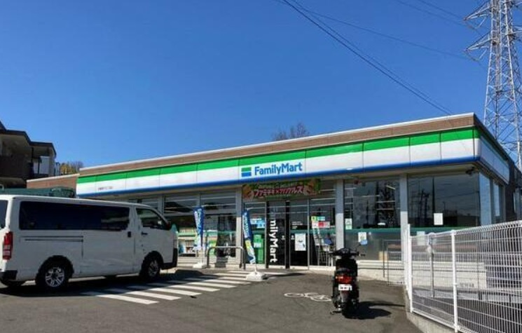 【コンビニエンスストア】ファミリーマート秀栄関戸5丁目店まで880ｍ
