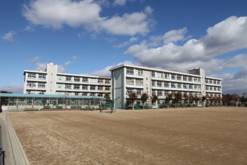 【中学校】朝日中学校まで1560ｍ