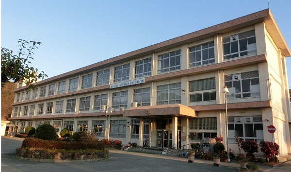 【中学校】高丘中学校まで80ｍ