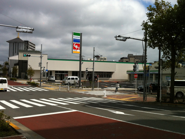 【コンビニエンスストア】ファミリーマート　サンズ原町田三丁目店まで300ｍ