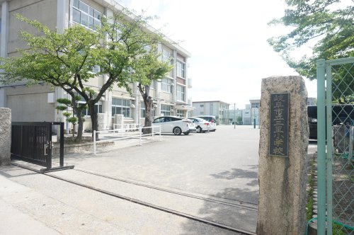 【小学校】岐阜市立三里小学校まで967ｍ