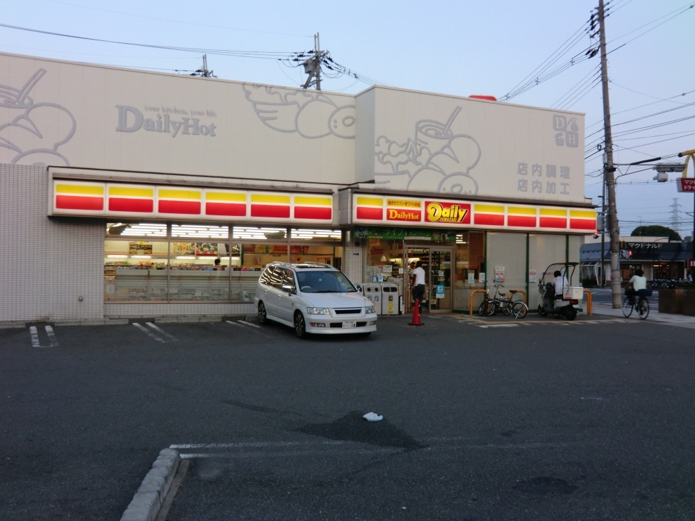 【コンビニエンスストア】デイリーヤマザキ　稲葉荘1丁目店まで107ｍ