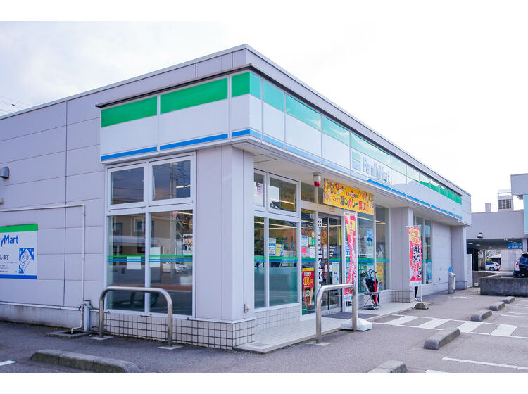 【コンビニエンスストア】ファミリーマート　金沢泉野店まで457ｍ
