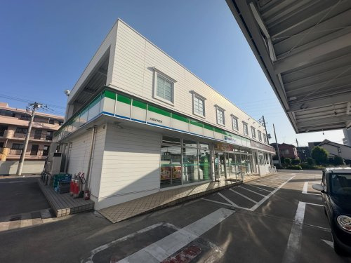 【コンビニエンスストア】ファミリーマート　大宮桜木町店まで296ｍ