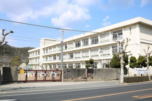 【小学校】八幡小学校まで1037ｍ