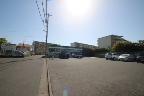 【コンビニエンスストア】ファミリーマート東久留米所沢街道店まで1056ｍ