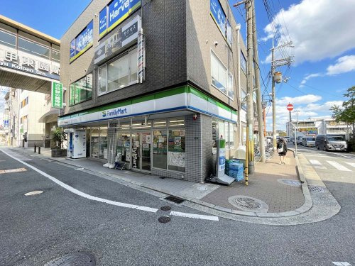 【コンビニエンスストア】ファミリーマート　甲東園駅東口店まで216ｍ