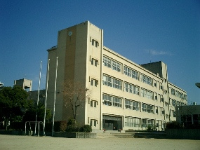 【小学校】伊丹市立花里小学校まで560ｍ