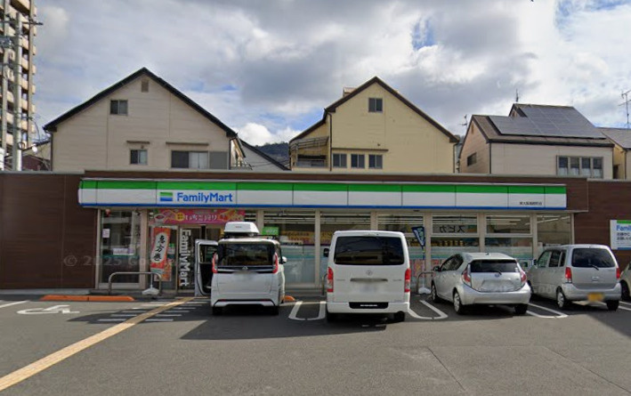 【コンビニエンスストア】ファミリーマート東大阪箱殿町店まで80ｍ