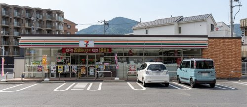 【コンビニエンスストア】セブンイレブン　広島大原駅前店まで882ｍ