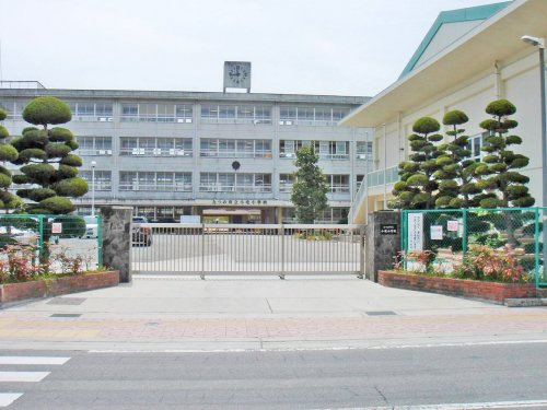 【小学校】たつの市立小宅小学校まで393ｍ