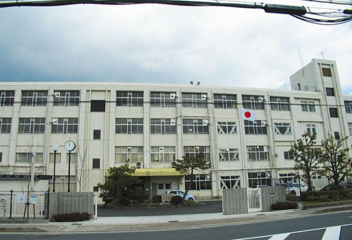 【中学校】草津中学校まで2593ｍ