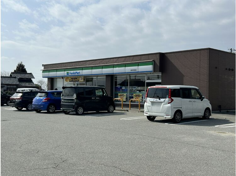【コンビニエンスストア】ファミリーマート　高岡中曽根店まで383ｍ