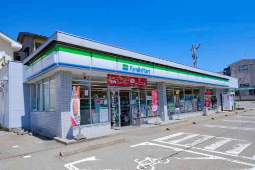 【コンビニエンスストア】ファミリーマート内灘向陽台店まで305ｍ