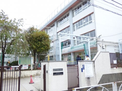【小学校】東根小学校まで786ｍ