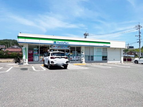【コンビニエンスストア】ファミリーマート　西条町田口店まで830ｍ