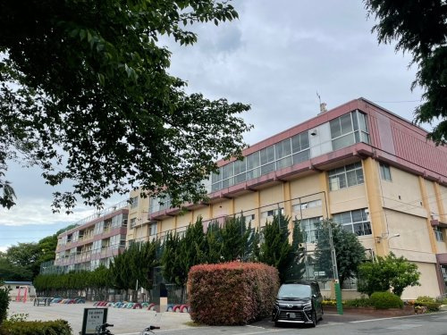 【小学校】根岸小学校まで550ｍ