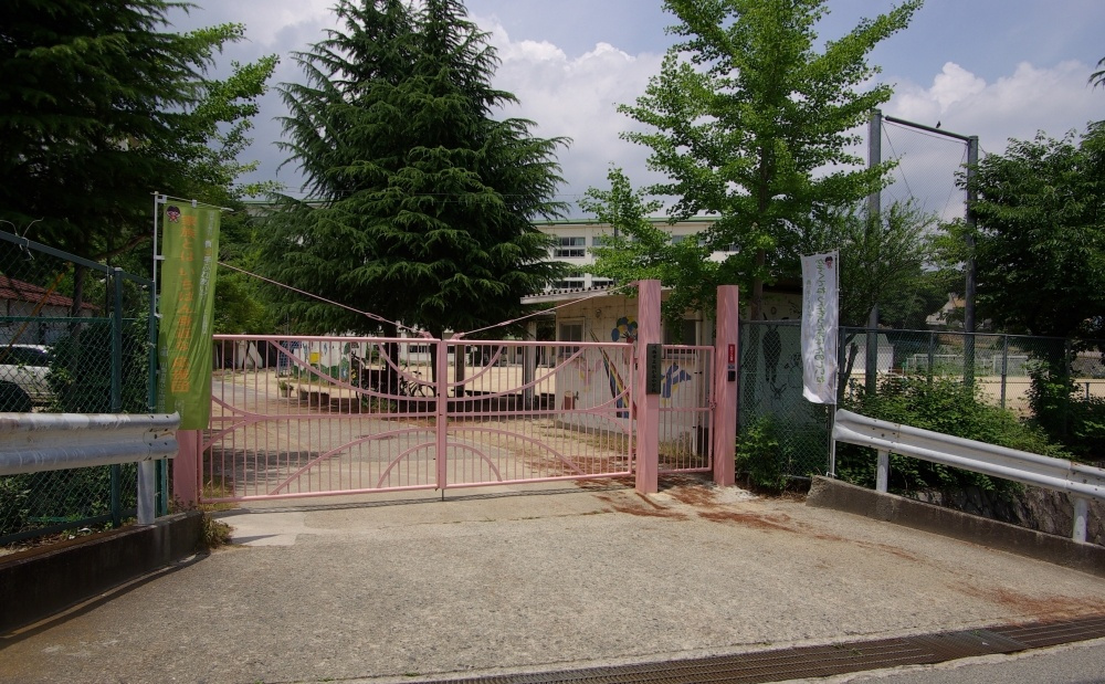 【小学校】川西市立桜が丘小学校まで1027ｍ