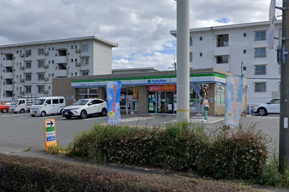 【コンビニエンスストア】ファミリーマート　宝塚山本野里店まで421ｍ