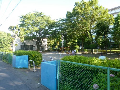 【公園】ファミリー公園まで190ｍ