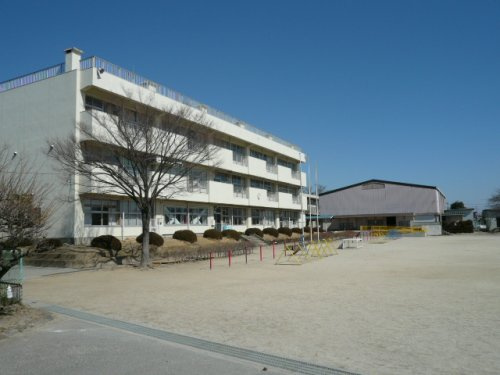 【小学校】越谷市立新方小学校まで1100ｍ