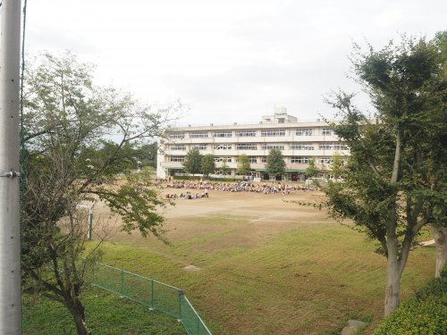 【小学校】久喜市立青毛小学校まで1300ｍ