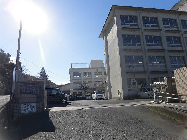 【小学校】五月が丘小学校まで927ｍ