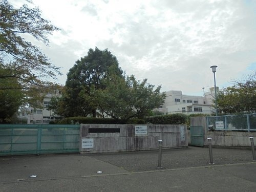 【中学校】小山田中学校まで585ｍ