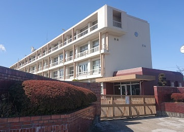 【中学校】春日中学校まで918ｍ