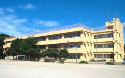 【小学校】新開小学校まで647ｍ