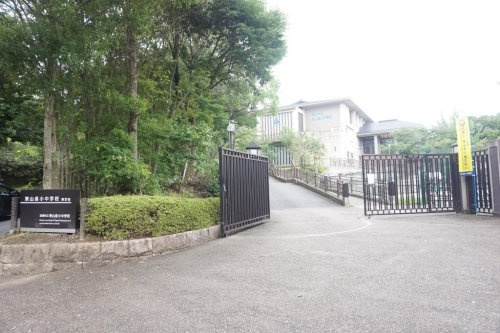 【小学校】東山泉小中学校(西学舎)まで885ｍ
