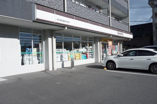 【コンビニエンスストア】ファミリーマート護国神社前店まで383ｍ