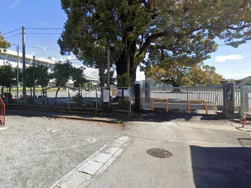 【小学校】南足柄市立岡本小学校まで596ｍ